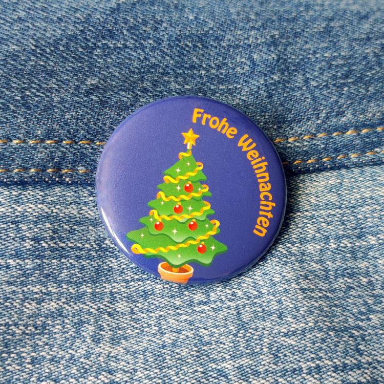 Ansteckbutton Tannenbaum / Frohe Weihnachten auf Jeans